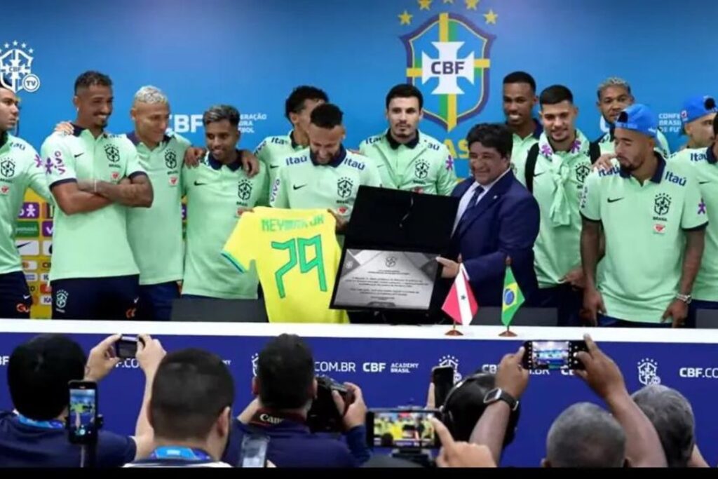 Camisa 10 foi homenageado após a partida contra a Bolívia. | Foto: Reprodução/CBF TV