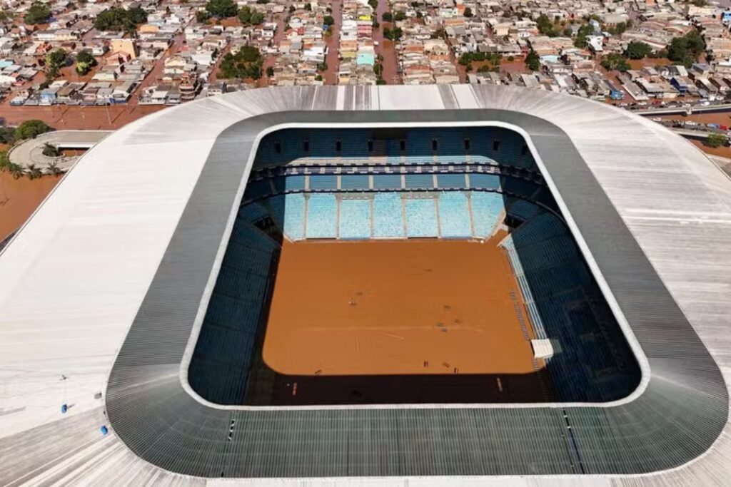 Arena do Grêmio completamente alagada pelas chuvas em Porto Alegre — Foto: Reuters