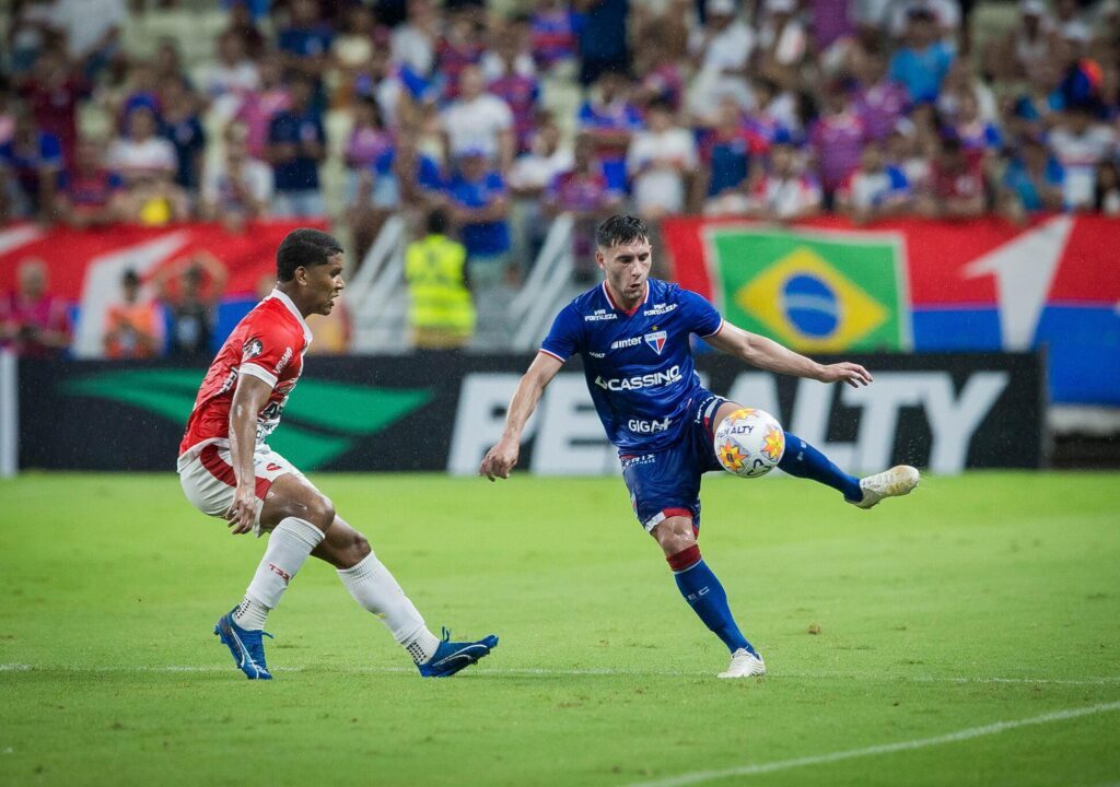 Duelo acontece na Arena Castelão. | Foto: Davi Rocha/SVM
