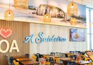 Duas unidades do restaurante A Saideira no Porto Alegre Airport com refeições, cervejas e drinks 24h
