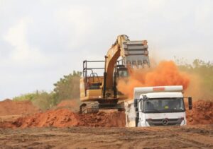 Obras da Ferrovia Transnordestina no Ceará com parte dos trilhos concluídos e máquinas em serviço
