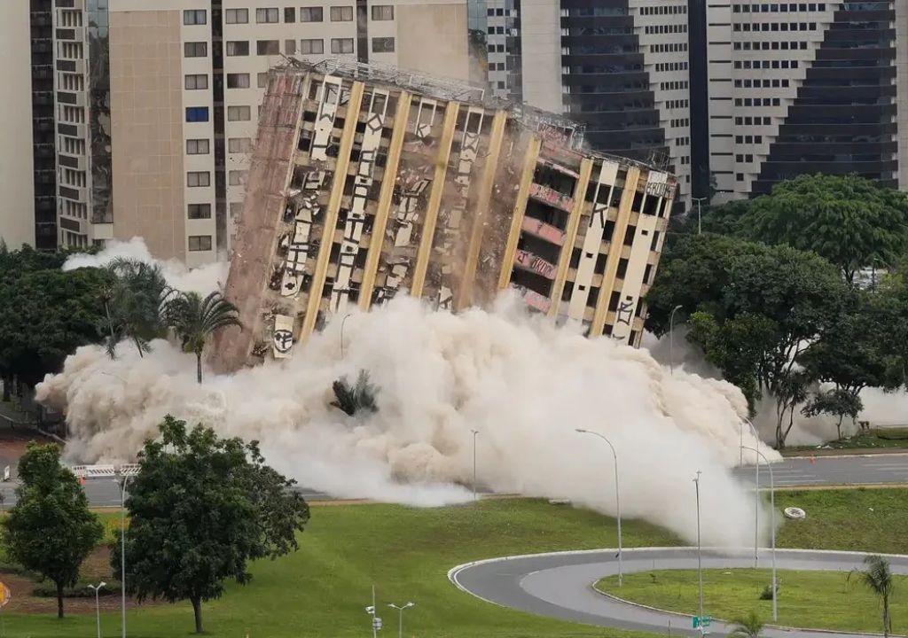 Implosão do Torre Palace Hotel, primeiro hotel de luxo de Brasília, no Setor Hoteleiro Norte