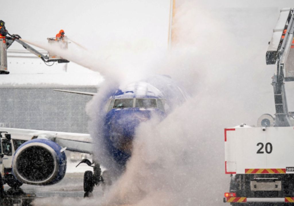 Tempestade de inverno nos EUA causa cancelamento de voos no Aeroporto de Guarulhos, em São Paulo