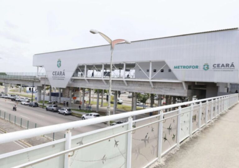 Veículo Leve sobre Trilhos (VLT) em novo trecho que conecta o Aeroporto de Fortaleza à Linha Nordeste