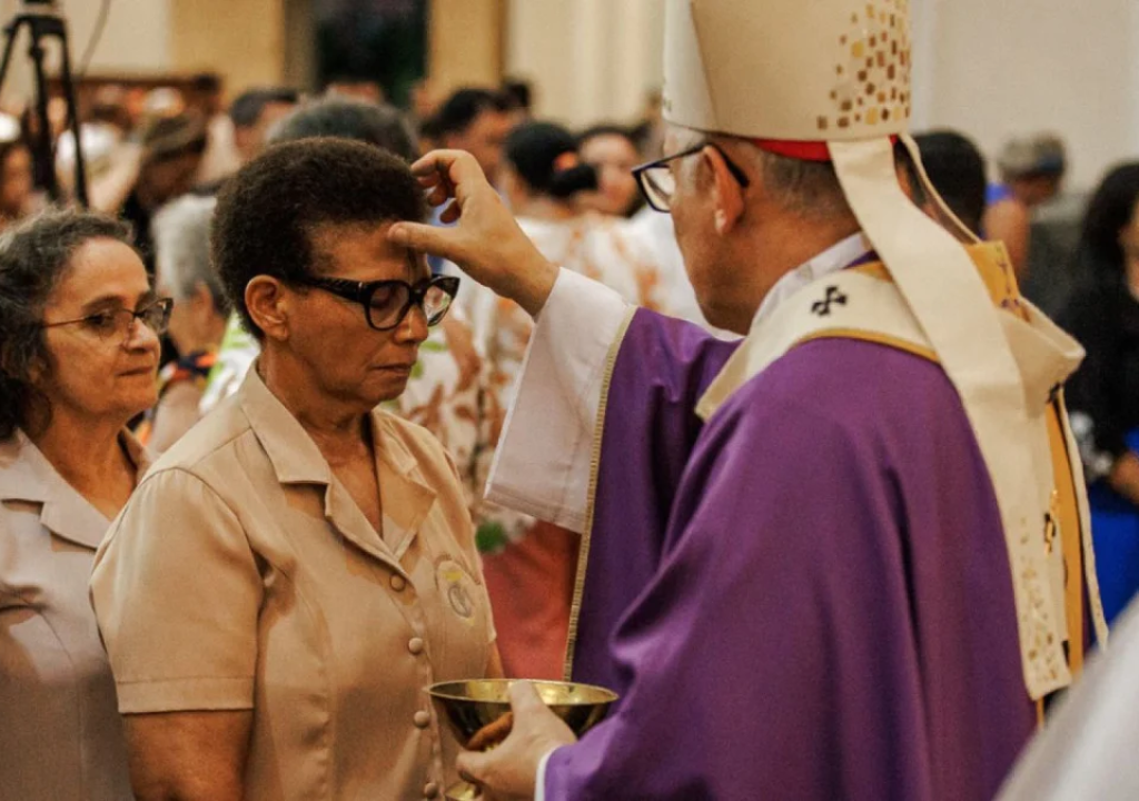 Dom Gregório Paixão celebrando a missa de Quarta-Feira de Cinzas na Catedral Metropolitana de Fortaleza.