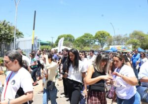 Jovens estudantes acessando o portal do FiesSeleção para complementar inscrição do Fies 2026