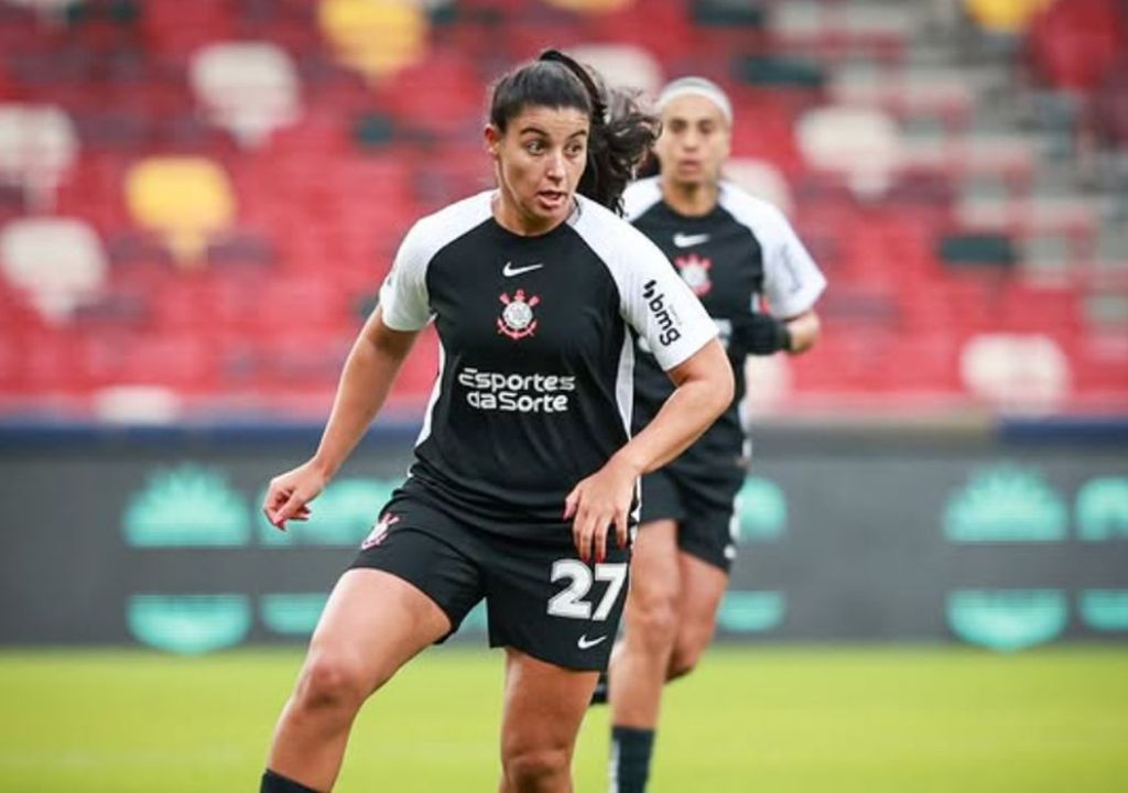 Jogadoras de Corinthians e Arsenal antes de duelo pela final da Copa das Campeãs da FIFA no Emirates Stadium, em Londres