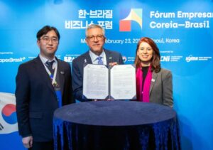 Autoridades brasileiras e sul-coreanas durante assinatura de parcerias estratégicas para produção de medicamentos