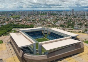 Torcida e campo da Arena Pantanal em Cuiabá antes de jogos da FIFA Series feminina