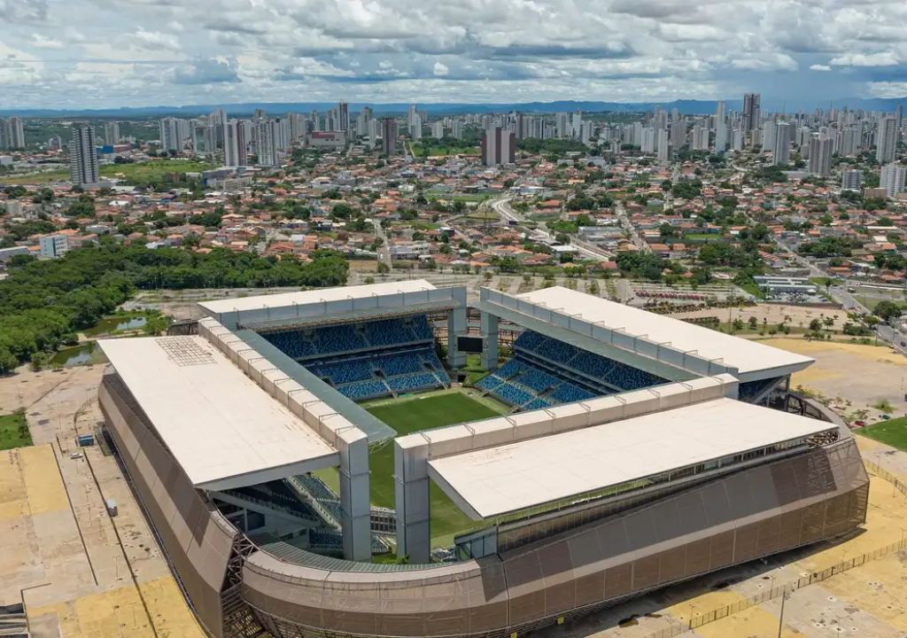 Torcida e campo da Arena Pantanal em Cuiabá antes de jogos da FIFA Series feminina