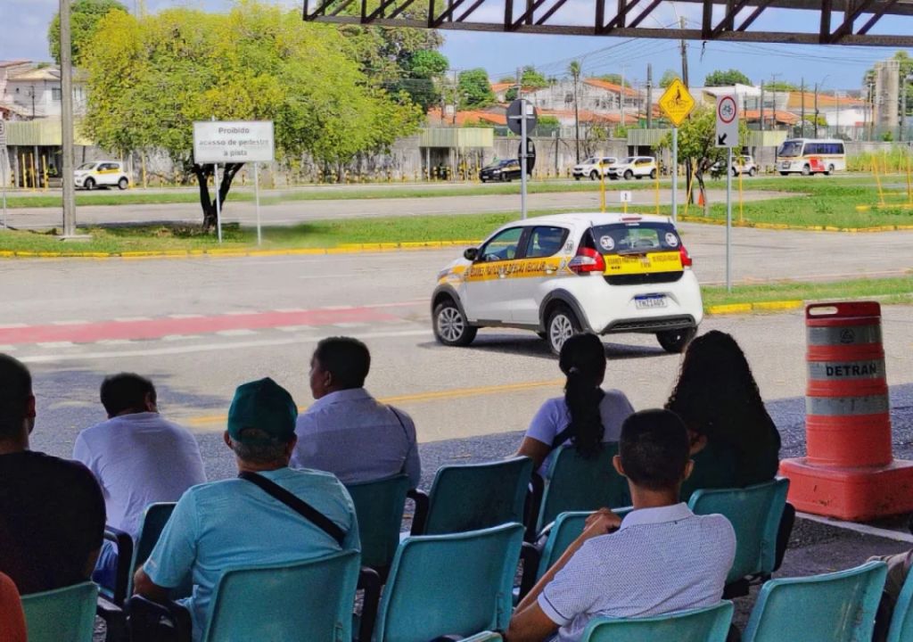 Carro em pista de exame prático de CNH sem baliza, com cones e Detran CE