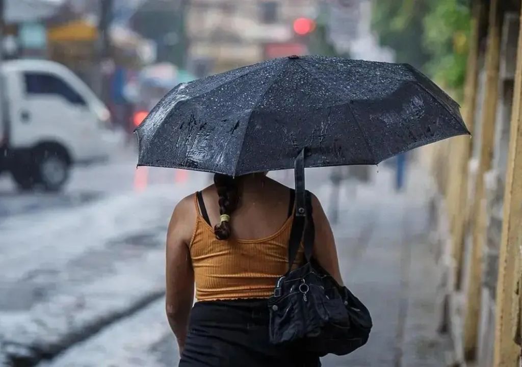 Céu carregado com nuvens escuras sobre Fortaleza, Ceará, sinalizando possibilidade de chuvas intensas e ventos fortes