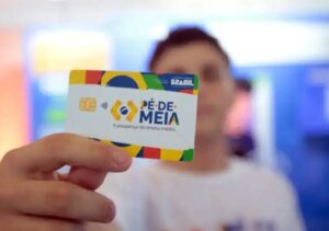 Estudante consultando calendário de pagamentos do Pé-de-Meia 2026 no celular ou computador