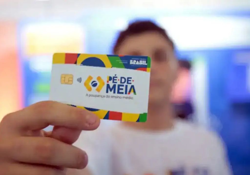 Estudante consultando calendário de pagamentos do Pé-de-Meia 2026 no celular ou computador