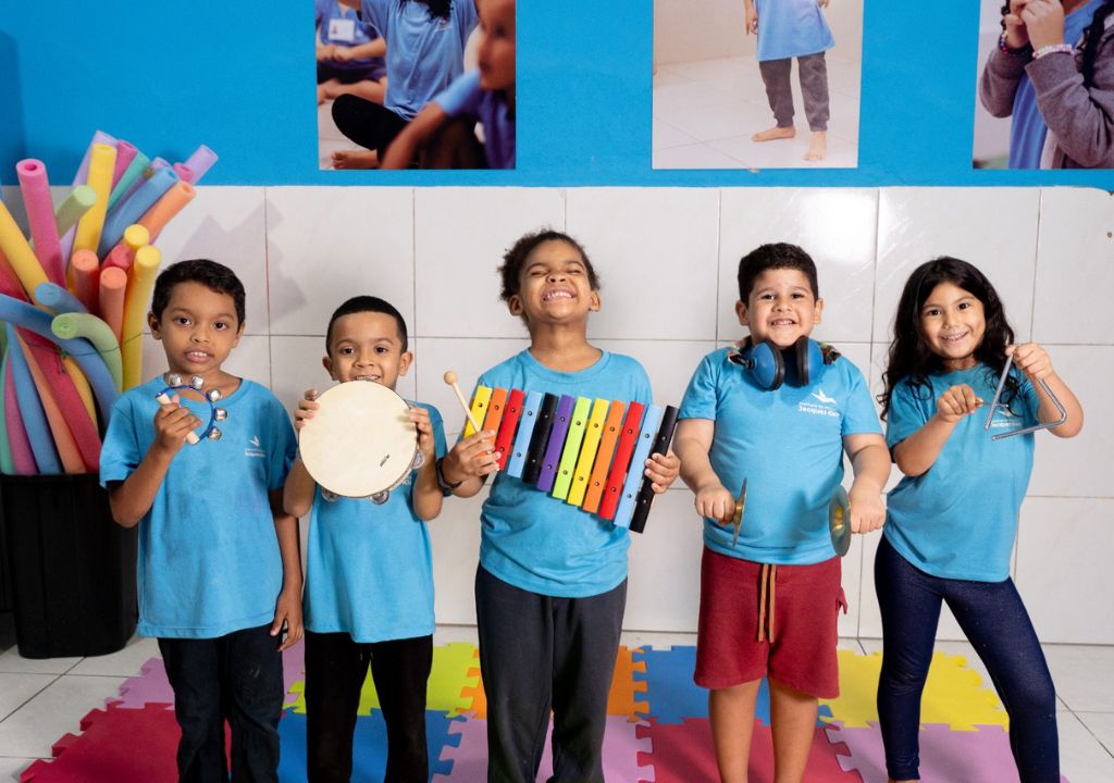 Alunos do Instituto de Música Jacques Klein durante aula de violino em Fortaleza