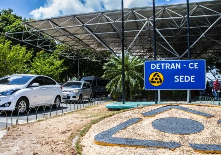 Motoristas no Detran do Ceará aguardando atendimento enquanto baixa adesão ao Cadastro Positivo de Condutores é destaque