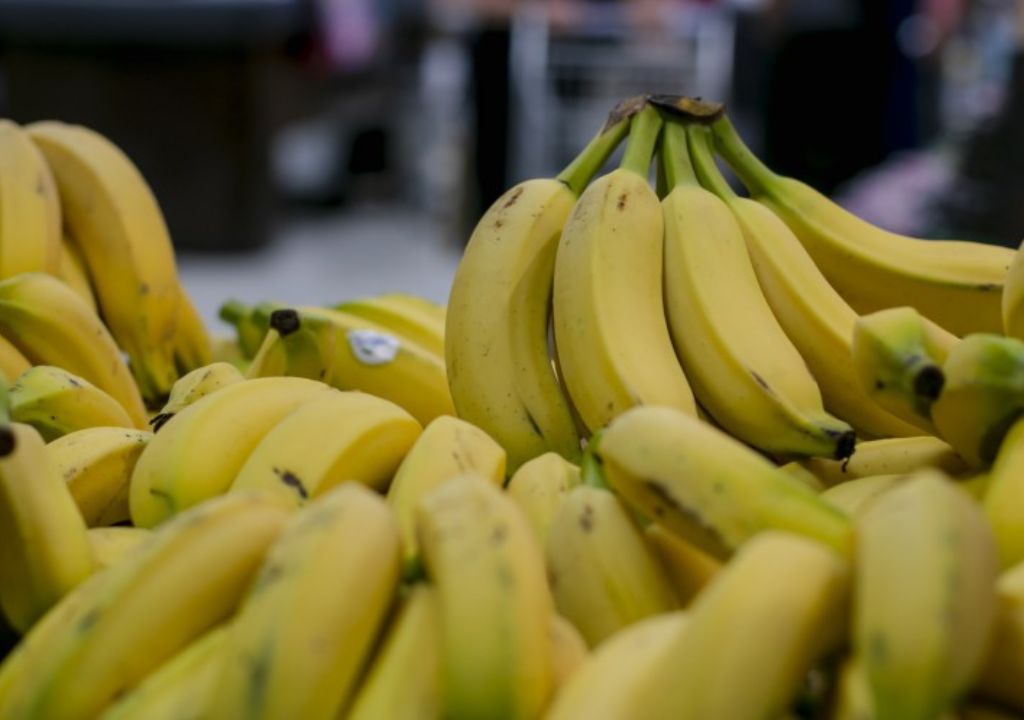 Frutas e itens alimentares em supermercado com etiquetas de preço diferentes