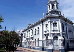 Servidores da Sefaz-CE em escritório com foco em concurso público para técnicos e auditores fiscais