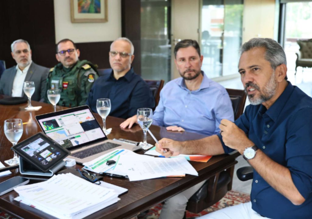 Policiais e bombeiros militares do Ceará durante evento oficial