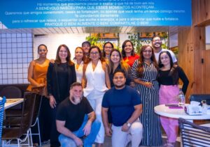 Paula Hernandez palestrando sobre comportamento e vendas em encontro exclusivo do Club Brasil