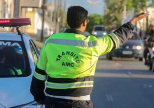 Agentes da AMC orientam trânsito em Fortaleza com placas e cones em dia de jogo no Castelão