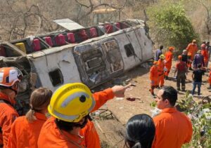 Ônibus tombado após capotar na rodovia AL-220 em Alagoas com equipes de resgate no local