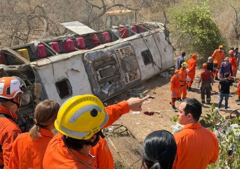 Ônibus tombado após capotar na rodovia AL-220 em Alagoas com equipes de resgate no local