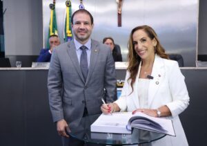 Kamila Cardoso durante cerimônia de posse na Câmara Municipal de Fortaleza