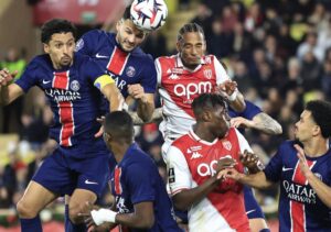 Jogadores do Paris Saint-Germain e AS Monaco em campo antes de duelo da Champions League 2025/26