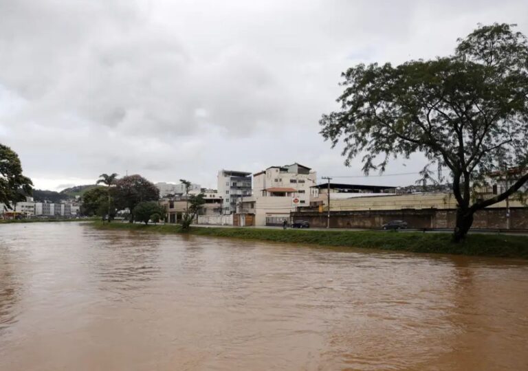 Equipes de resgate e bombeiros em área alagada após temporais em Juiz de Fora e Ubá, Minas Gerais