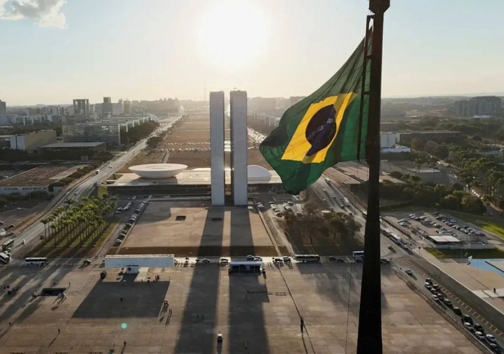 Ministro Flávio Dino anuncia decisão que suspende penduricalhos e impulsiona debate no Congresso sobre teto constitucional