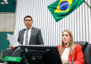 Professores comemorando reajuste do piso salarial após votação da Alece no Ceará