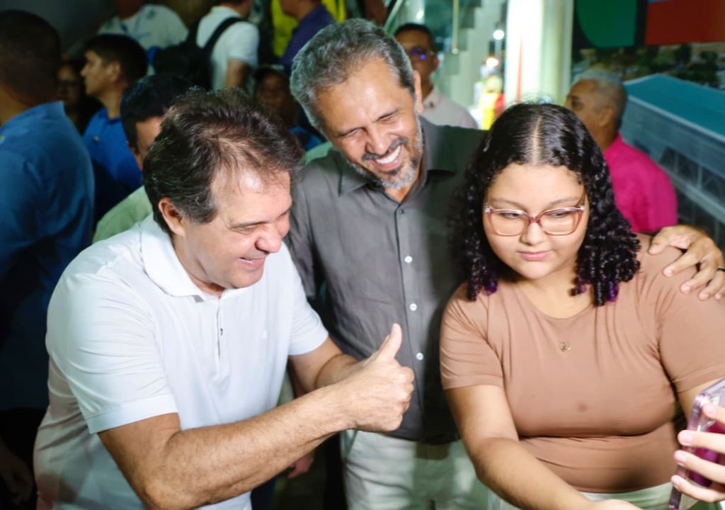 Novo trecho do VLT ligando Estação Expedicionários ao Aeroporto de Fortaleza com pessoas embarcando