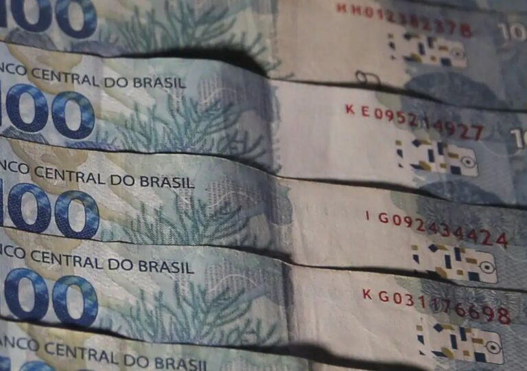 conceito fundo garantidor de credito fgc com moedas e notas representando respaldo financeiro