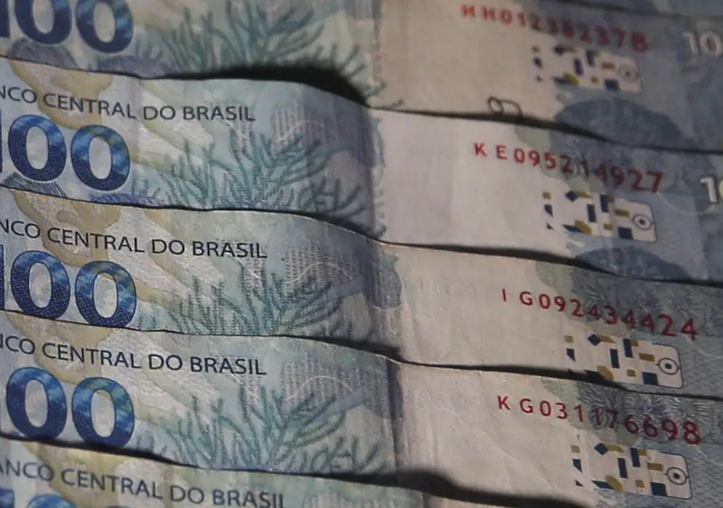 conceito fundo garantidor de credito fgc com moedas e notas representando respaldo financeiro