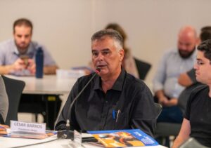 Presidente do SIMEC, César Barros, durante reunião com associados em 2026