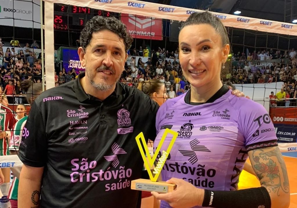 Tiffany Abreu em ação pelo Osasco São Cristóvão Saúde durante partida de vôlei