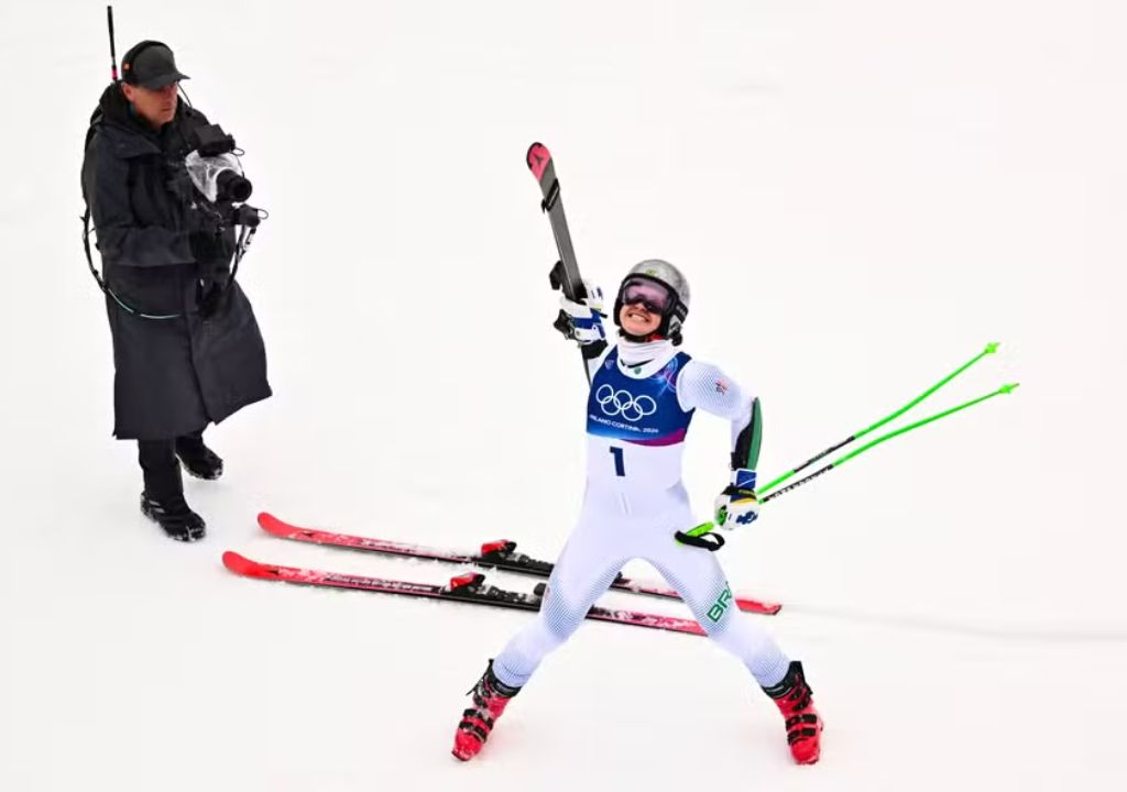 Lucas Pinheiro Braathen celebra ouro inédito no slalom gigante nos Jogos Olímpicos de Inverno Milano-Cortina 2026