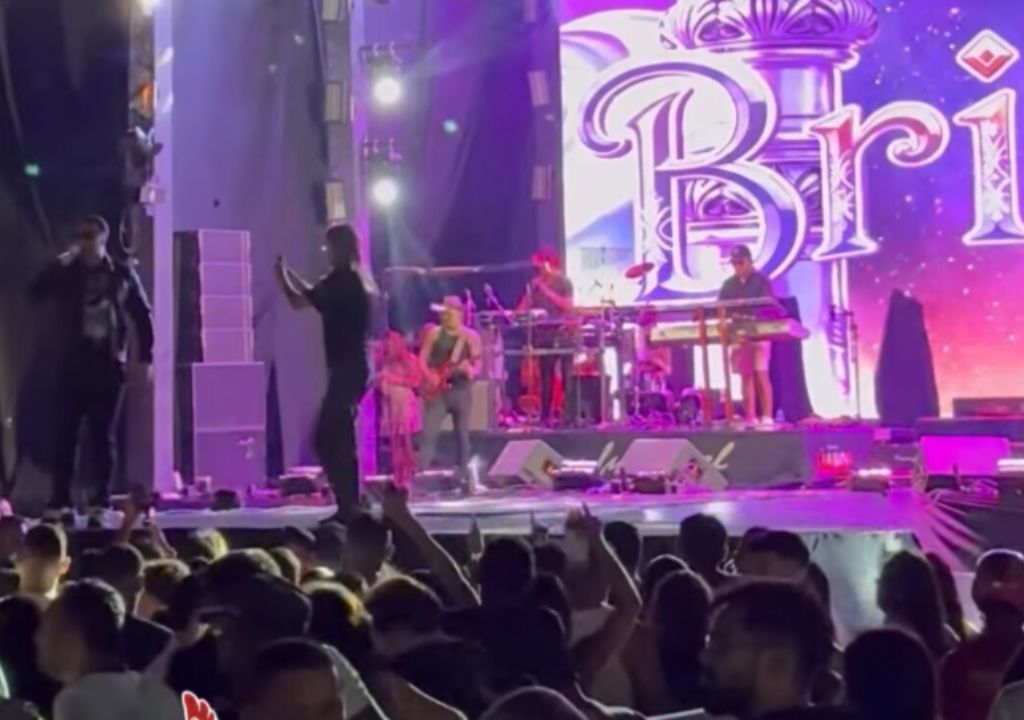 Palco principal do Carnaval de Paracuru com público e apresentações de artistas nacionais durante a programação 2026.