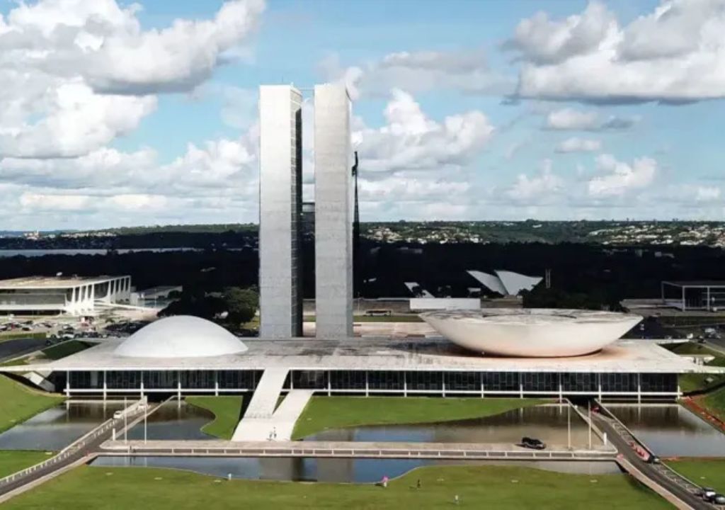 Plenário do Congresso Nacional em sessão de discussão sobre fim da escala de trabalho 6×1 no Brasil.