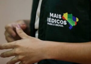 Equipe de profissionais de saúde em hospital representando reforço de especialistas com novo edital do Mais Médicos no Ceará.