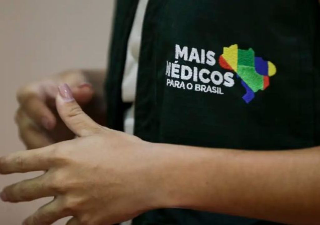 Equipe de profissionais de saúde em hospital representando reforço de especialistas com novo edital do Mais Médicos no Ceará.
