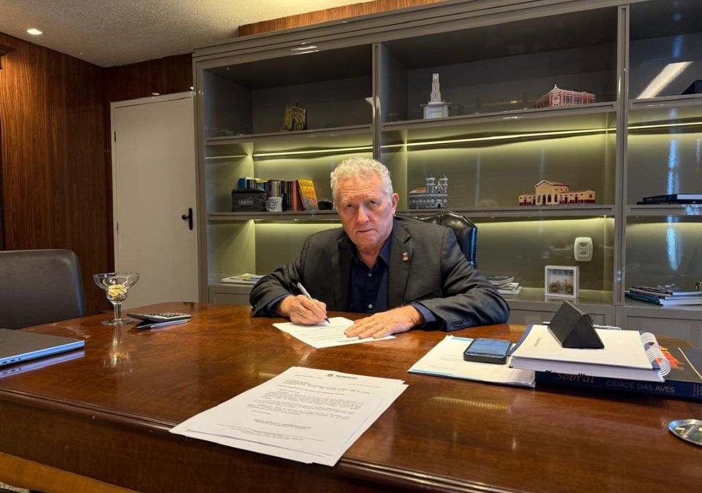 Ministério Público do Ceará acionando o prefeito Oscar Rodrigues por uso indevido de bens públicos e promoção pessoal.