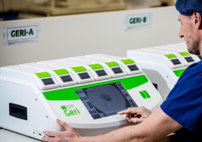 Incubadora embrionária com inteligência artificial utilizada em tratamento de fertilização in vitro no Ceará