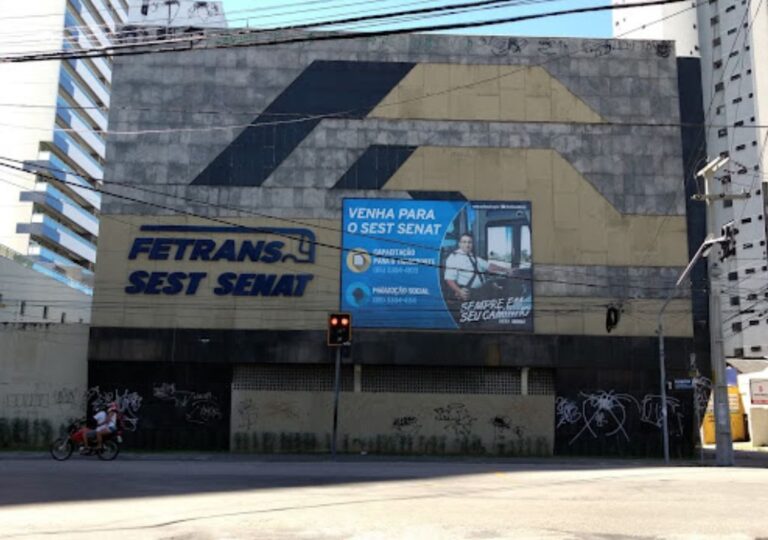 Representantes da Fetrans e da Câmara Brasil Portugal durante anúncio de integração institucional