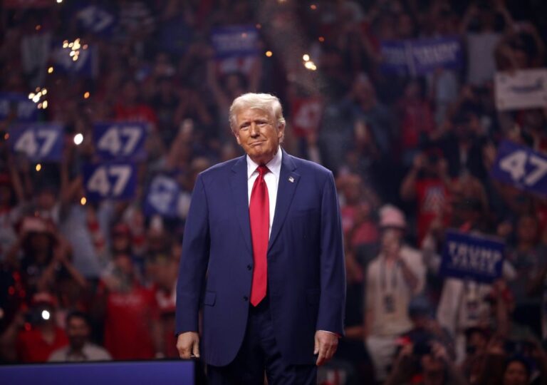 Donald Trump fala aos jornalistas a bordo do Air Force One sobre a compra de petróleo venezuelano pela Índia em vez do petróleo iraniano