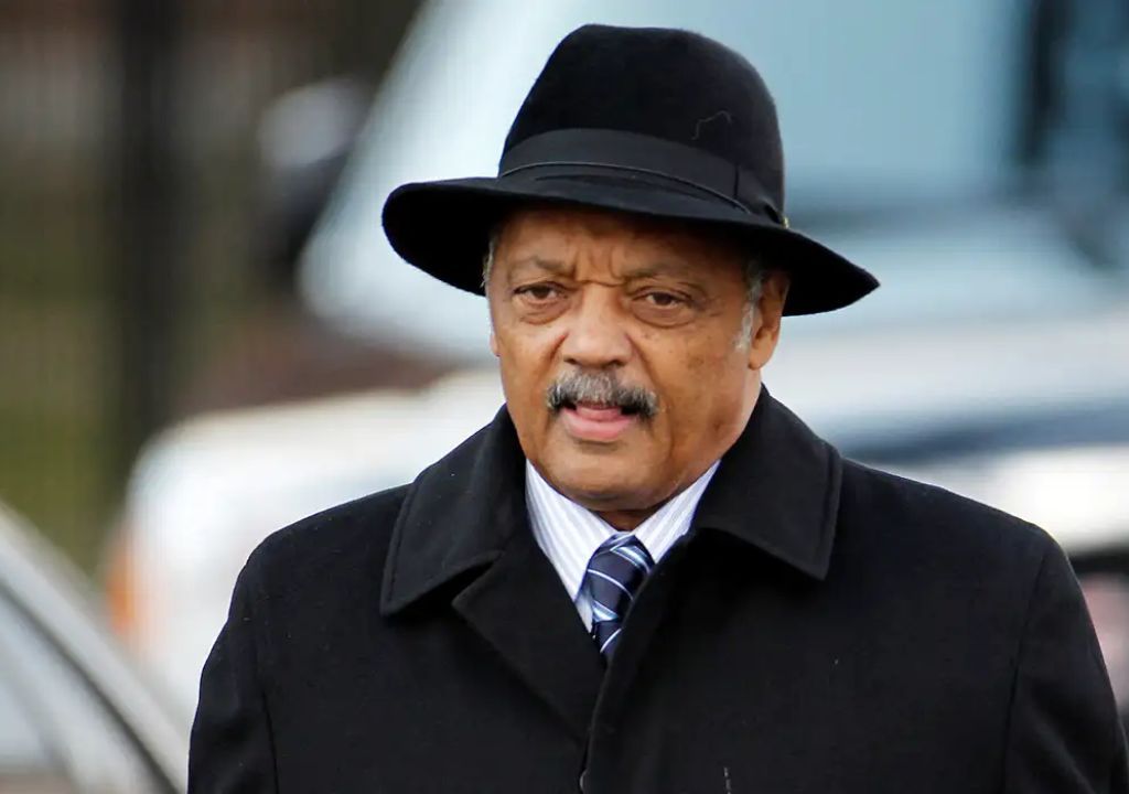 Rev. Jesse Jackson em manifestação pelos direitos civis, ícone da luta por igualdade racial nos EUA.