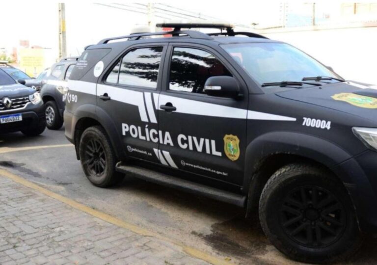 Viatura policial e equipe em ação durante o resgate de um bebê mantido em cárcere privado em Pacatuba, Ceará.