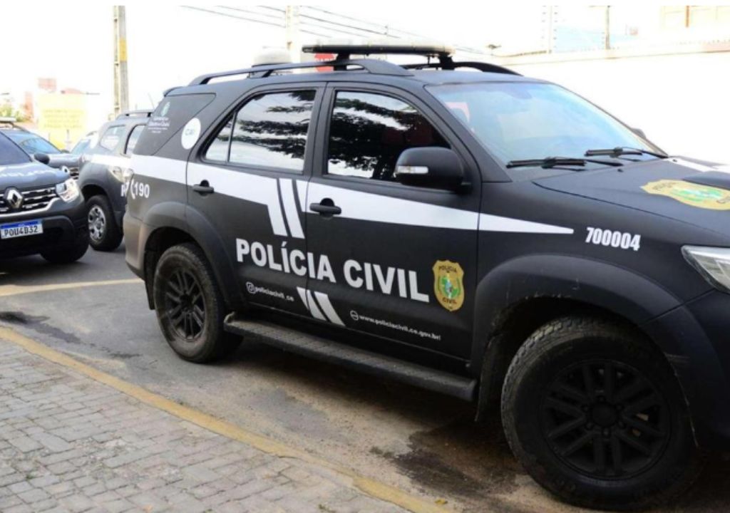 Viatura policial e equipe em ação durante o resgate de um bebê mantido em cárcere privado em Pacatuba, Ceará.