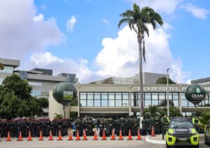 Multidão de foliões celebrando o Carnaval 2026 no Ceará com ruas movimentadas e clima de festa.